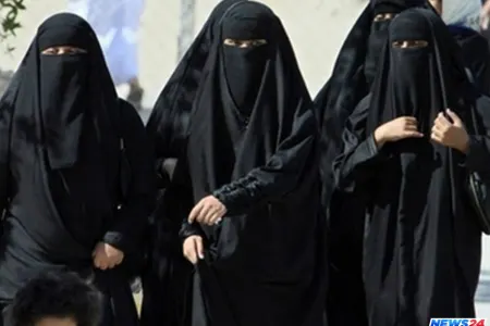 Efirdə şok sözlər: “Açıq-saçıq geyinənlər başı bağlılardan min dəfə namusludur” - VİDEO