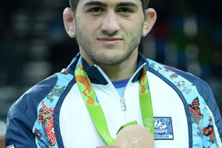 Üçqat dünya çempionumuz: 13 il Bakıda kirayədə qalmışıq