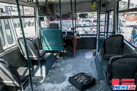 Bakıda sərnişin dolu avtobus yanacaqdoldurma məntəqəsinə çırpıldı – VİDEO