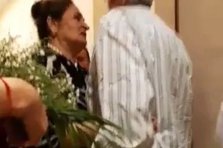 Kino Gününə həsr olunmuş tədbirdə xalq artisti əlbəyaxa davaya çıxdı - ŞOK VİDEO