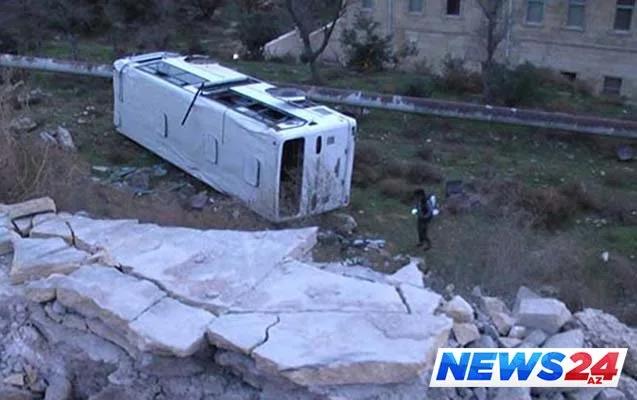 Sərnişin avtobusu aşdı, yaralananlar var