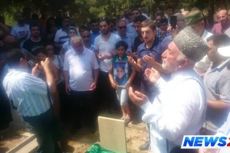 Mehman Hüseynovun anası dəfn edildi – Fotolar