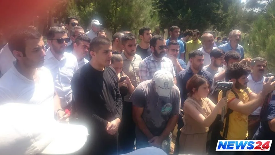 Mehman Hüseynovun anası dəfn edildi – Fotolar
