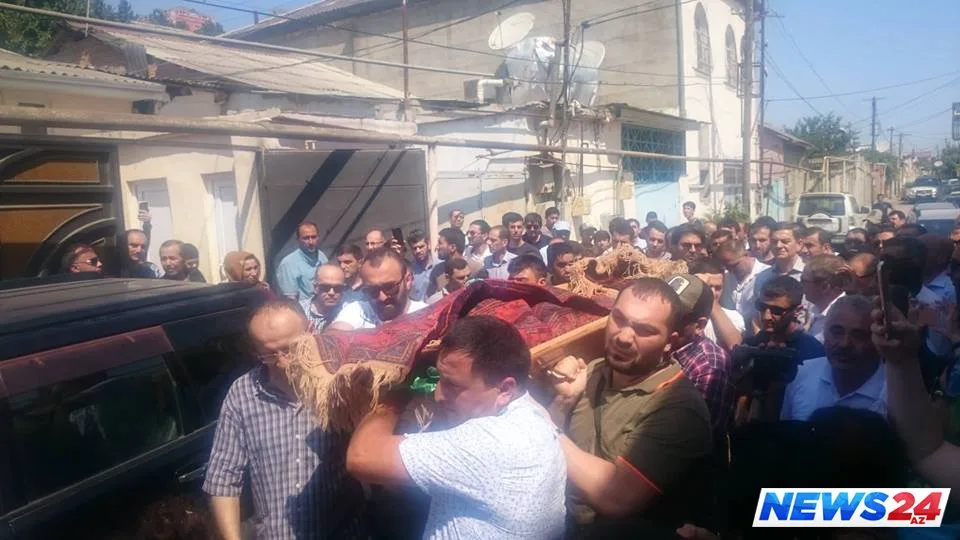 Mehman Hüseynovun anası dəfn edildi – Fotolar