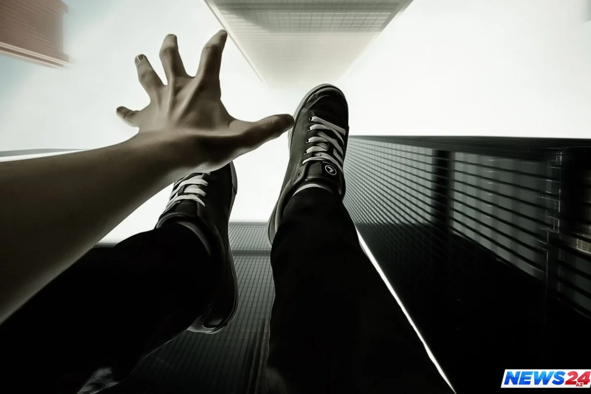 19 yaşlı qadın pəncərə silərkən yıxıldı