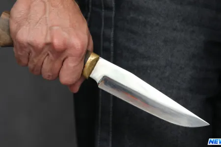 Azərbaycanda məmur iş otağında bıçaqlandı