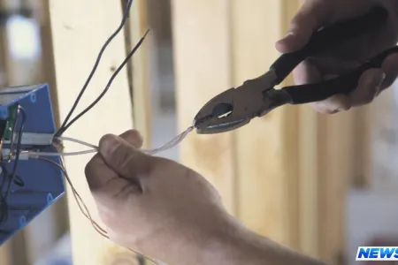 Qırılaraq yerə düşmüş elektrik naqili ölümə səbəb oldu