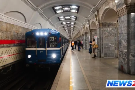 Hər kəsin gözü önündə cinsi əlaqəyə girdilər - Metroda rəzalət - VİDEO