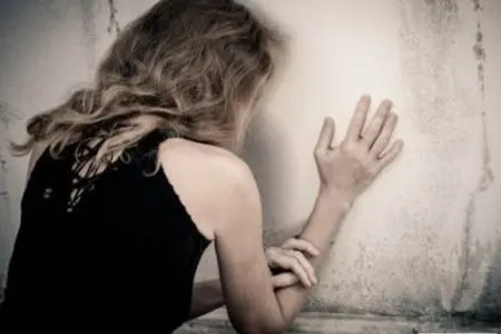 16 yaşlı qız itkin düşüb