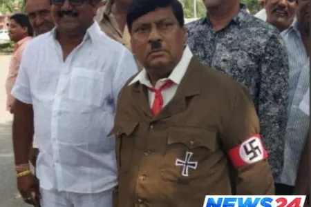 Hindistanlı deputat Hitlerə “çevrildi” - VİDEO