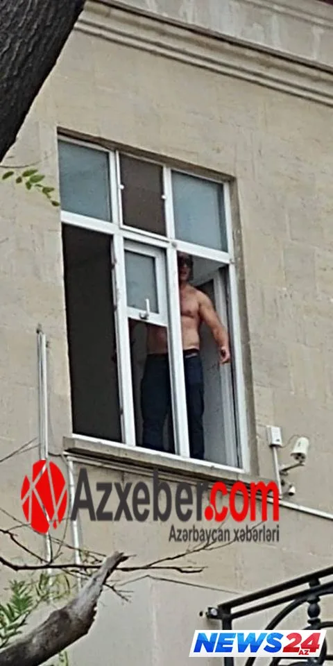 Bakıda vətəndaş soyunub, "Qaçqınkom"un binasına çıxdı: özünü atmaq istəyir - VİDEO
