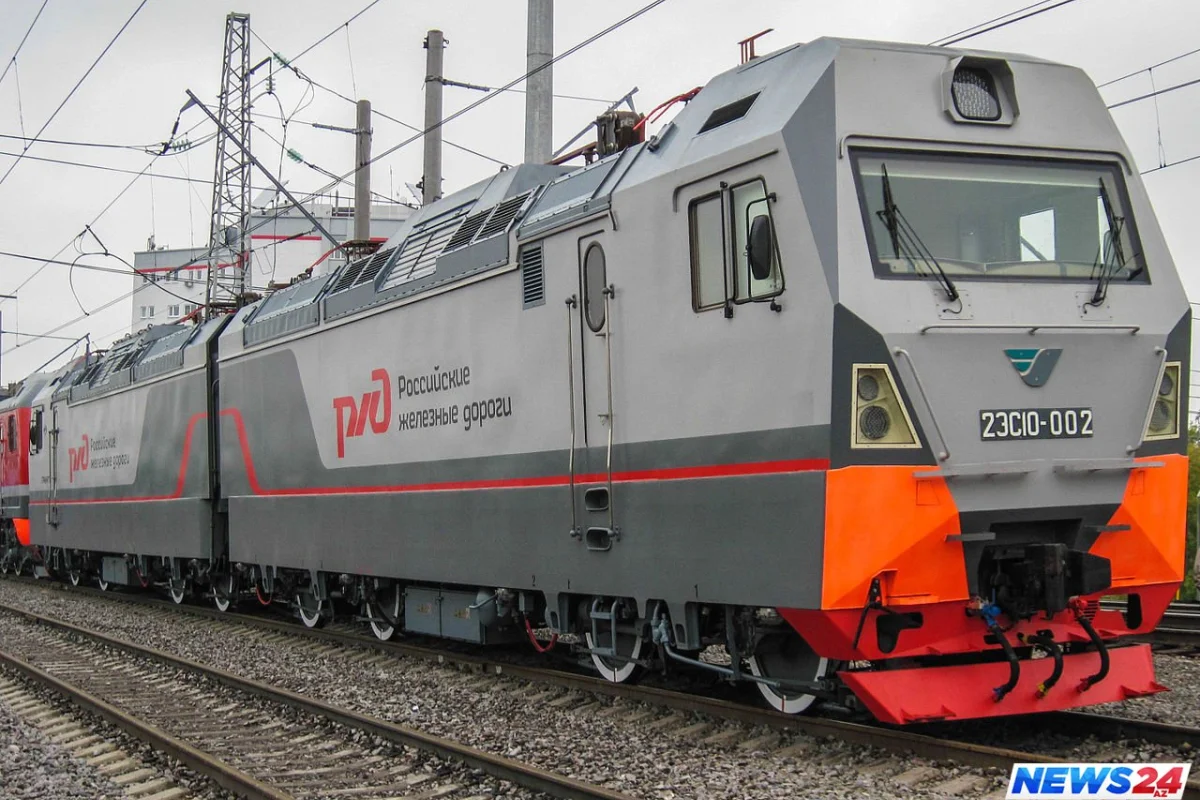 Sevgilisini qatarın altına atmaq istəyən gəncin görüntüləri - VİDEO