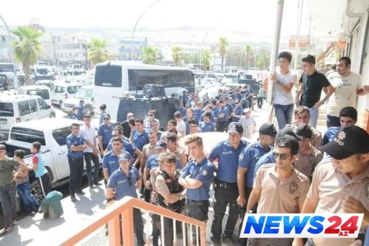 Türk polisi dollarlarını lirəyə dəyişmək üçün növbəyə düzüldü – FOTO