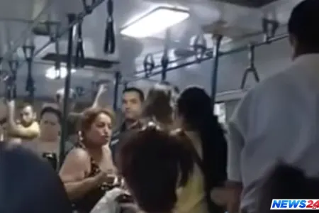 Yaşlı qadınla gənc qız əlbəyaxa oldu - Bakıda növbəti avtobus davası – Video
