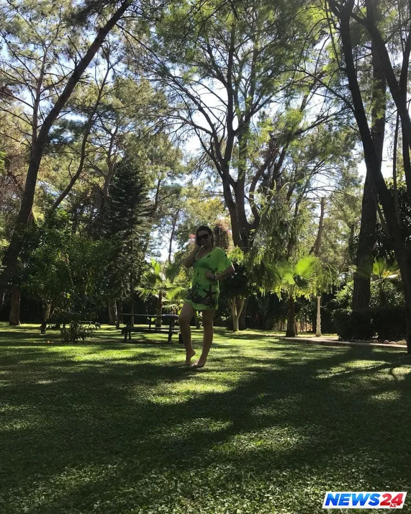 Azərbaycanlı aparıcı qızı ilə istirahətdə - FOTOLAR