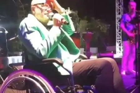 Mehmet Ali Erbil əlil arabasına möhtac qaldı - FOTO