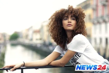 Azərbaycanlı model bakirəliyini satışa çıxardı - FOTO