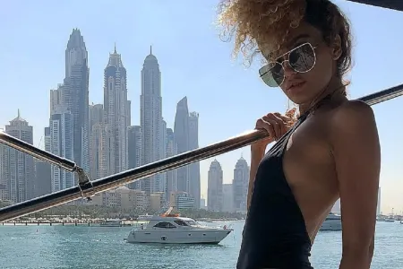 Azərbaycanlı modelin 100 minlik bakirəliyi Britaniya mətbuatında - FOTO