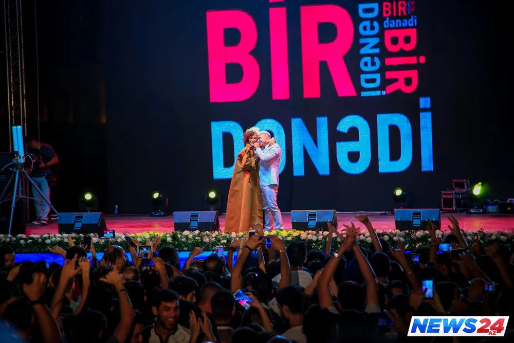 Küsülü müğənnilər eyni səhnədə - FOTOLAR - VİDEO