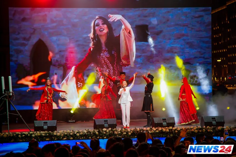 Küsülü müğənnilər eyni səhnədə - FOTOLAR - VİDEO