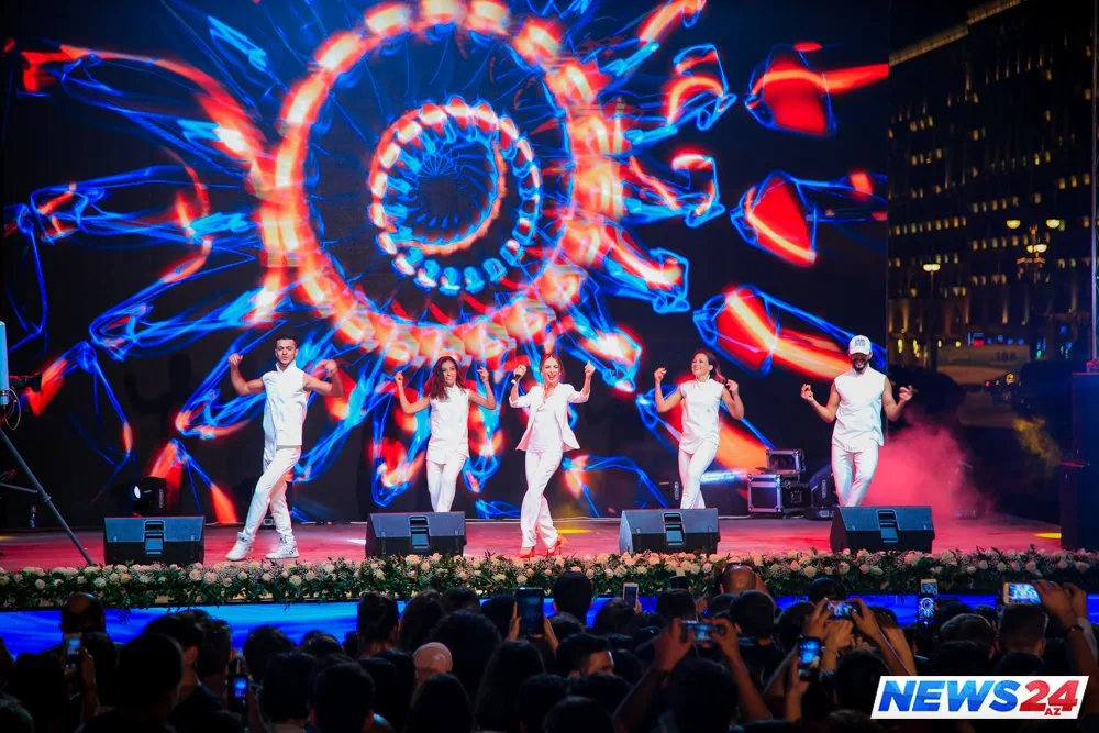 Küsülü müğənnilər eyni səhnədə - FOTOLAR - VİDEO