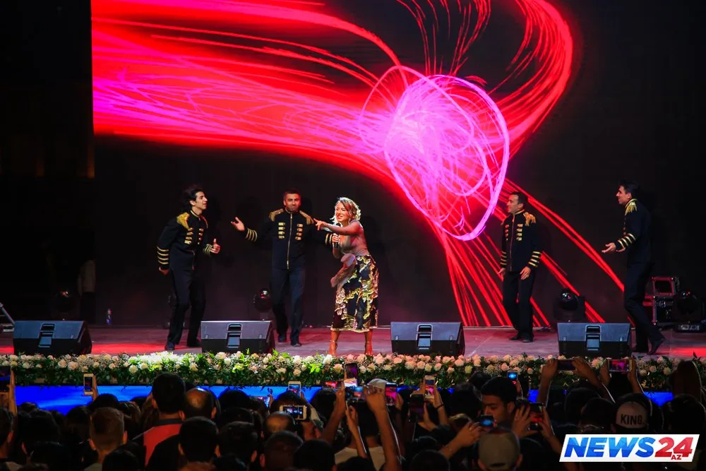 Küsülü müğənnilər eyni səhnədə - FOTOLAR - VİDEO