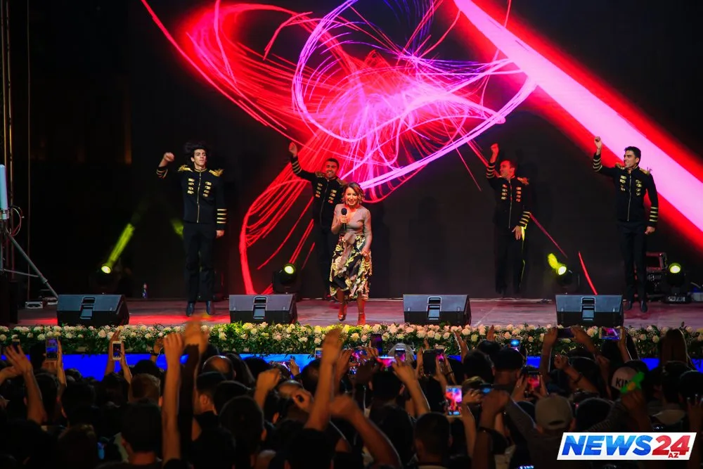 Küsülü müğənnilər eyni səhnədə - FOTOLAR - VİDEO