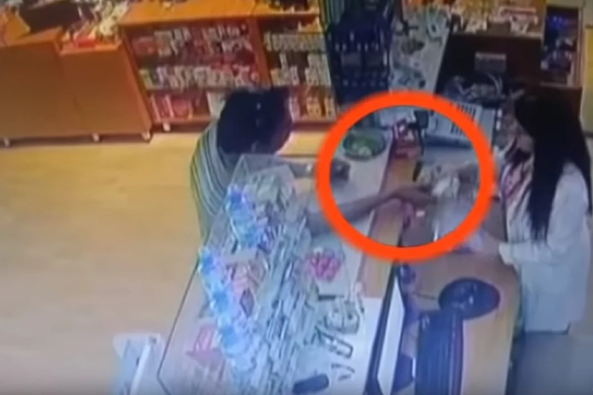 Bakıda aptek və paltar mağazasında fırıldaqçılıq edirlər - VİDEO