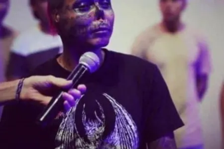 Ölmüş anasının skeletinə bənzəmək üçün qulaq və burnunu kəsdi - FOTO