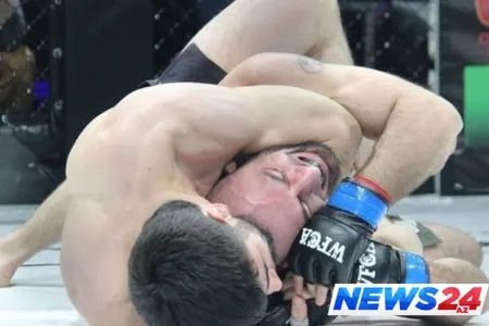 Hakim nokauta düşən MMA döyüşçüsünü “boğdu” - VİDEO