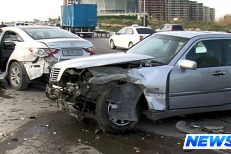 Bakıda səfirlik maşını qəzaya uğradı - VİDEO