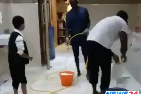 Tanınmış futbolçu məscidin tualetini təmizlədi - VİDEO