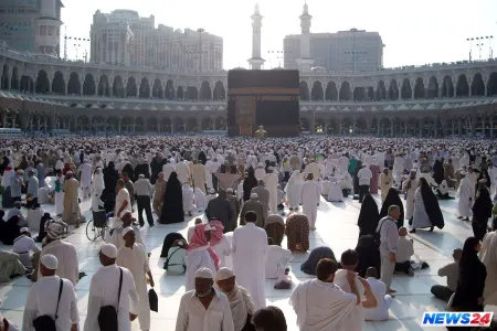 Zəvvarlar Həcc ziyarətində qumar oynadılar -VİDEO