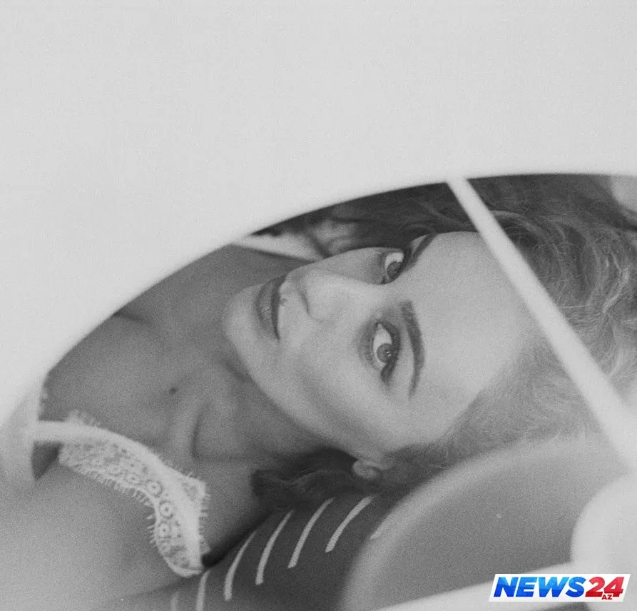 Azərbaycanlı şairədən "Sənin əllərində" - FOTOSESSİYA