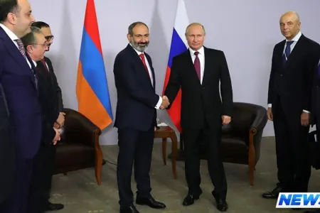 Putinin protokolu Paşinyanı kobudcasına dayandırdı – Video