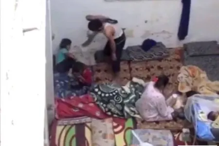 Ata balaca uşaqlarını kəmərlə döydü - VİDEO