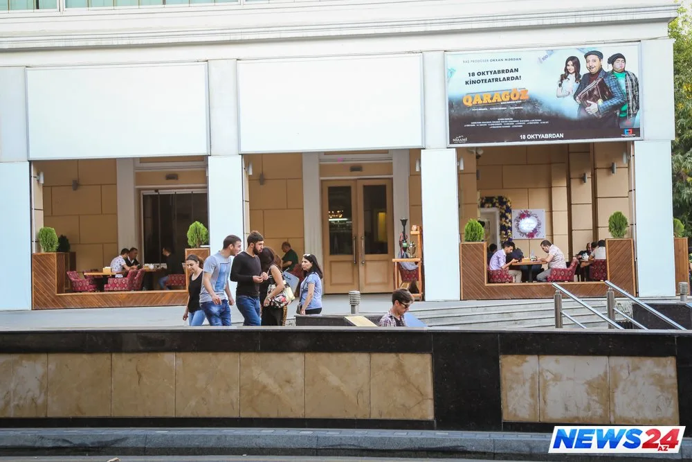 Bakı növbəti biabrçılıq. Bu dəfə "Chaykoffski" çay evi yerli müştəriyə xidmət etmədi - FOTO - VİDEO