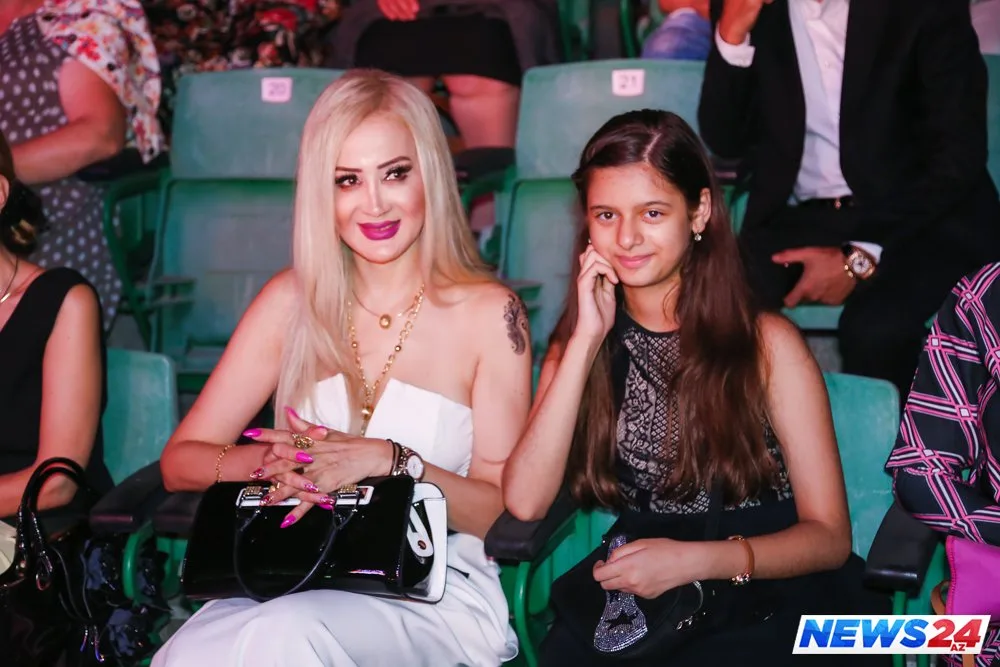 Şakiraya meydan oxuyacağını deyən Şəbnəmin fonoqramlı və anşlaqlı konserti - FOTOLAR