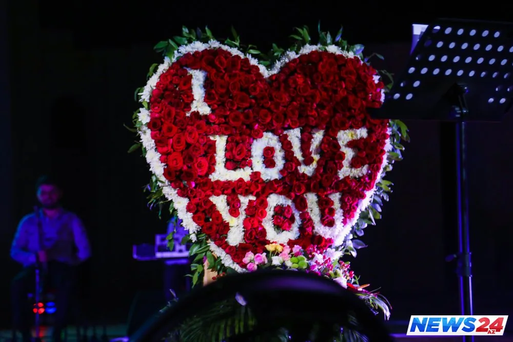 Şakiraya meydan oxuyacağını deyən Şəbnəmin fonoqramlı və anşlaqlı konserti - FOTOLAR