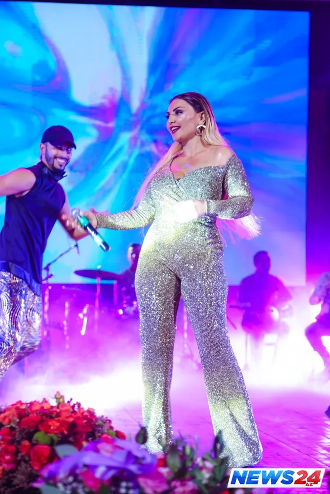 Şakiraya meydan oxuyacağını deyən Şəbnəmin fonoqramlı və anşlaqlı konserti - FOTOLAR