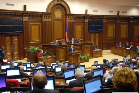 Ermənistan parlamenti Azərbaycana müharibə elan etdi