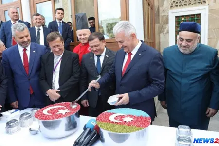 Binəli Yıldırım Bakıda namaz qıldı, hədik payladı - Video