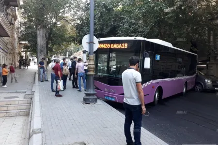 Bakının mərkəzində yola yağ dağıldı: sərnişinlə dolu avtobus qəzaya düşdü - FOTO