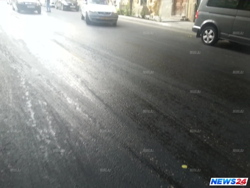 Bakının mərkəzində yola yağ dağıldı: sərnişinlə dolu avtobus qəzaya düşdü - FOTO