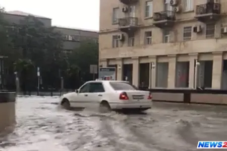 Yağan yağış Bakını iflic etdi - VİDEO