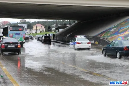 Yollarda sürət həddi endirildi - Yağışa görə