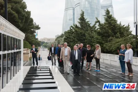 Rus yazıçı-dramaturq Şəhidlər xiyabanını ziyarət edib