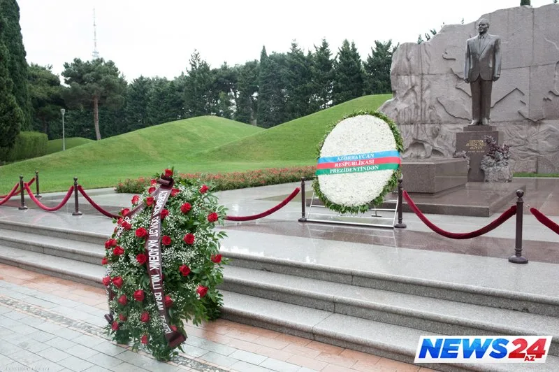Rus yazıçı-dramaturq Şəhidlər xiyabanını ziyarət edib