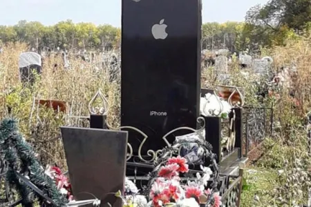 İphone formasında qəbir daşı görənləri heyrətə saldı