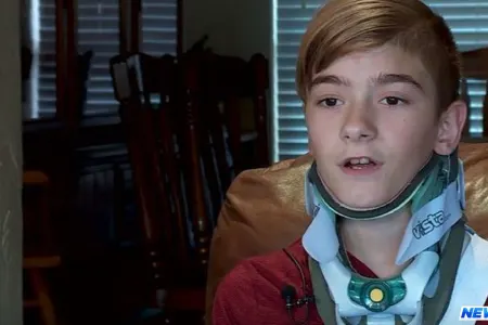 Baba həyatı bahasına nəvəsini xilas etdi - FOTO